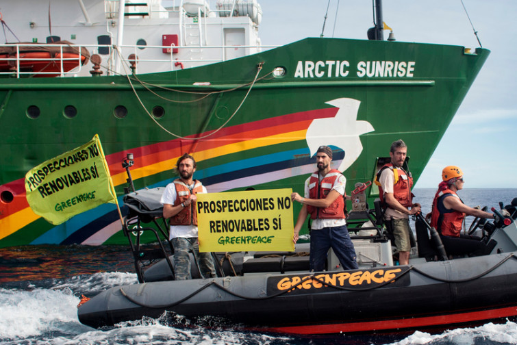 Greenpeace trae a Vilagarcía uno de sus barcos como parte de la campaña a favor de la pesca artesanal