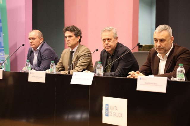 El conselleiro de Sanidade, Antonio Gómez Caamaño (tercero por la izquierda), durante la reunión mantenida este martes con el equipo directivo y el personal del área sanitaria de Lugo, A Mariña y Monforte de Lemos. En Lugo, a 21 de mayo de 2024.