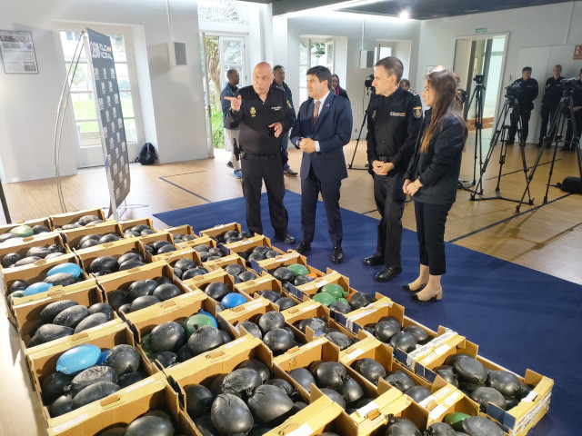 El delegado del Gobierno en Galicia, Pedro Blanco, junto a la cocaína escondida en melones en una comparecencia con los investigadores del operativo.