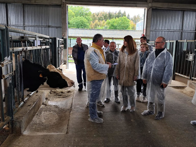 La conselleira do Medio Rural, María José Gómez, visita las instalaciones de Xenética Fontao