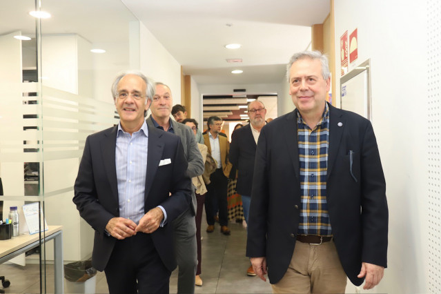 El nuevo director de la Fundación Pública Urxencias Sanitarias-061, Román Gómez, y el conselleiro de Sanidade, Antonio Gómez Caamaño.