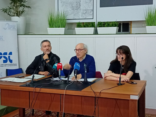 El biólogo Ramón Varela ofrece una rueda de prensa sobre las emisiones del proyecto de Altri junto al secretario técnico de Adega, Fins Eirexas, y la portavoz de la Plataforma Ulloa Viva, Mónica Cea