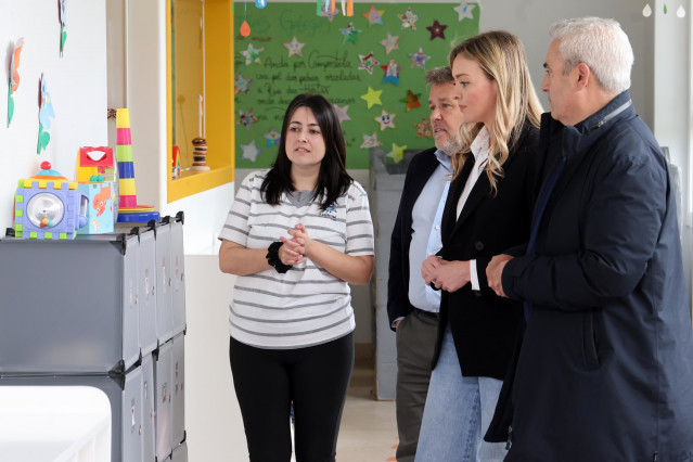 La conselleira Fabiola García visita una escuela infantil en O Pino.