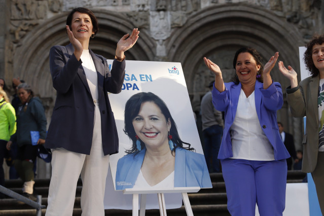 Pontón durante el acto de pegada de carteles.