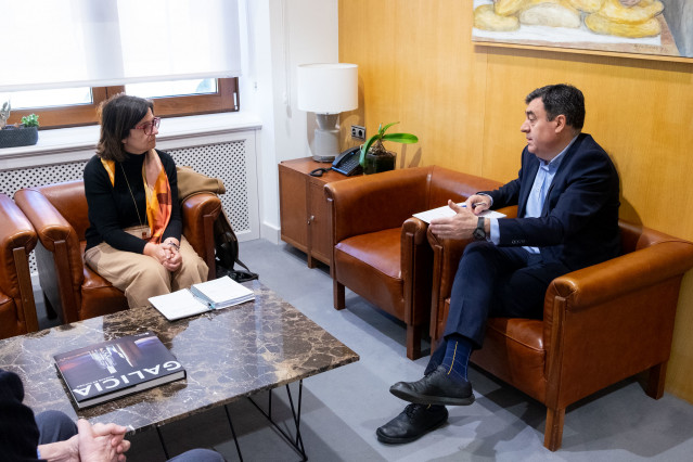 Reunión del conselleiro de Educación, Román Rodríguez, y de la decana de la Facultad de Ciencias de la Educación, María del Mar Lorenzo.