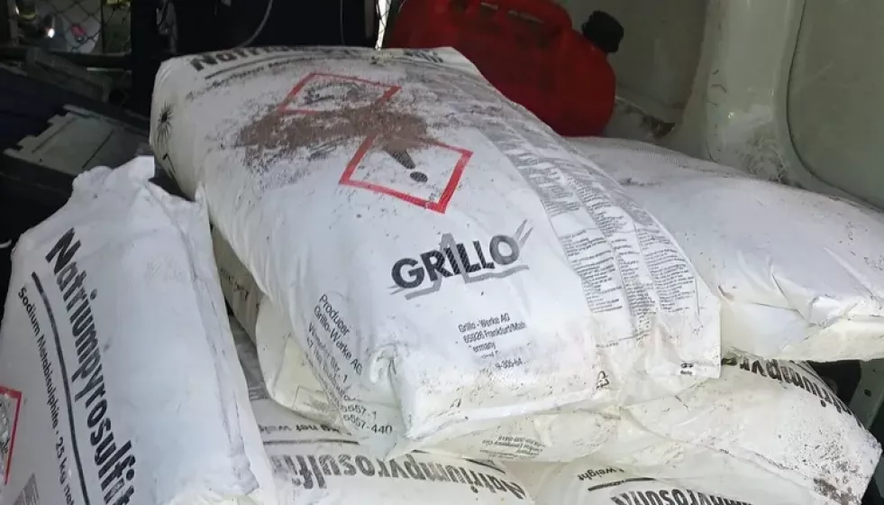 Sacos de metabisulfito em un vehículo en Lalín en una foto cedida a La Voz