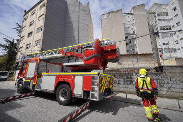 Un camión de bomberos en las inmediaciones donde se ha derrumbado la pared de un edificio en Vigo.