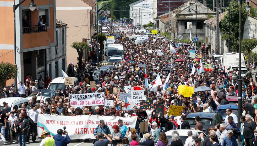Miles de personas protestan durante una manifestación contra la empresa de celulosa Altri, a 26 de mayo de 2024, en Palas de Rei, Lugo, Galicia.