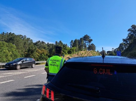 Control de la Guardia Civil de Tráfico en la provincia de Ourense.