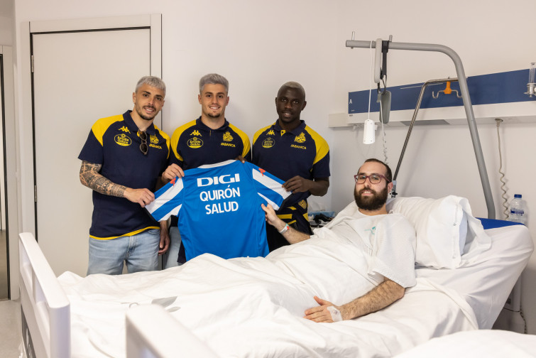 Jugadores del Deportivo visitan a pacientes en el hospital Quirón Salud de A Coruña