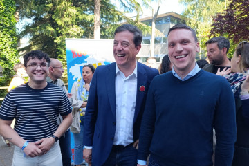 El secretario xeral de la XSG, Xurxo Doval; el jefe de filas del PSdeG, José Ramón Gómez Besteiro, y el secretario local del PSOE compostelano, Aitor Bouza, en un acto en Santiago