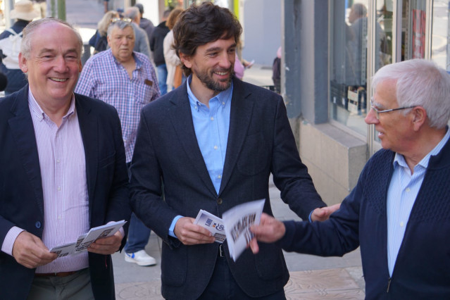 El candidato del PP en las elecciones europeas Adrián Vázquez en una visita a la ciudad de A Coruña