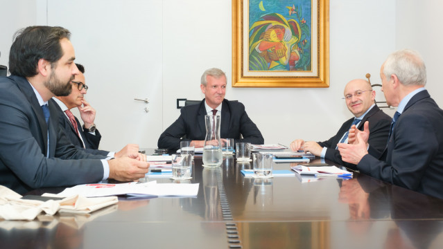 El presidente de la Xunta, Alfonso Rueda, se ha reunido por primera vez con el nuevo director xeral de Vegalsa-Eroski, José Manuel Ferreño, con quien ha analizado los diferentes proyectos en los que trabaja la compañía para seguir creando riqueza en Galic