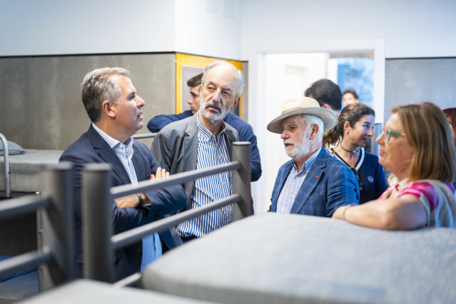 El candidato del PP a las elecciones europeas Francisco Millán Mon y el líder del PP de Pontevedra, Rafa Domínguez, visita el albergue Virxe Peregrina.