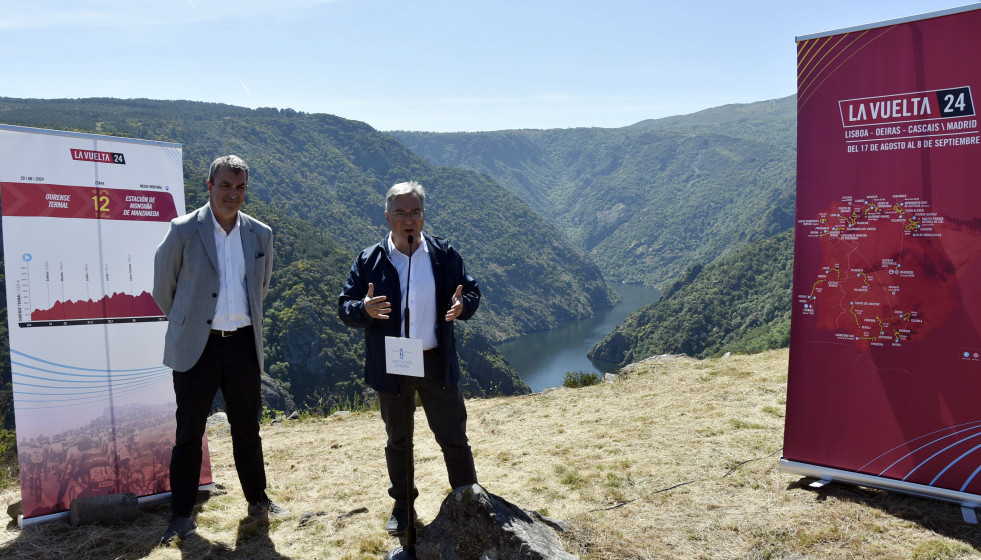 El Presidente De La Institución Provincial, Luis Menor, Y El Director De La Vuelta Ciclista A España, Javier Guillén, En La Presentación De La Etapa Que Pasa Por La Provincia De Ourense.