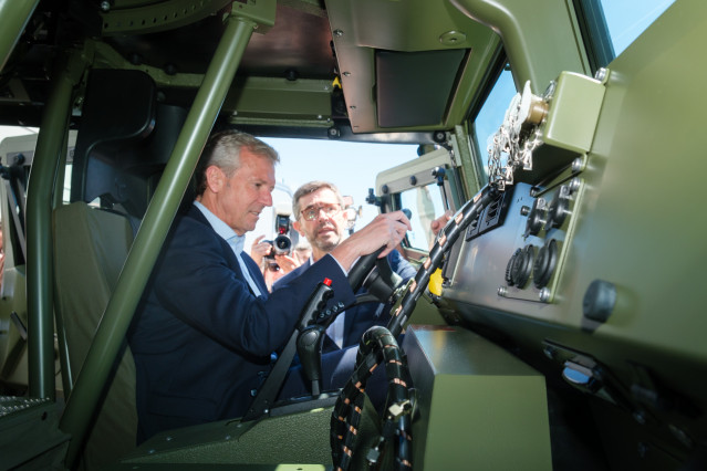 El presidente de la Xunta, Alfonso Rueda, visita las instalaciones de Urovesa en Valga (Pontevedra)