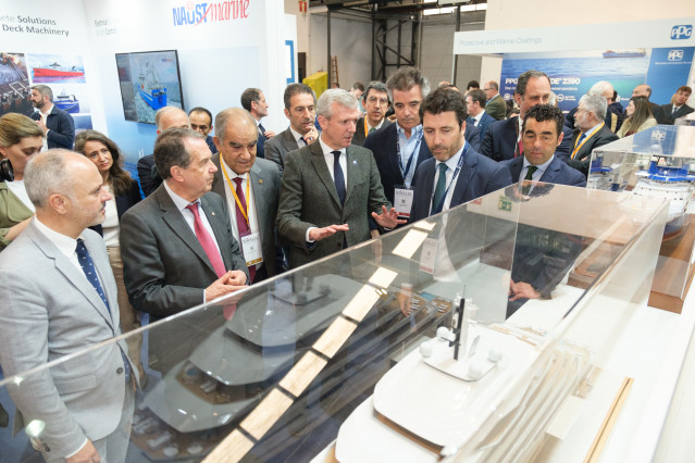 El presidente de la Xunta, Alfonso Rueda, con el alcalde de Vigo, Abel Caballero, en un acto.