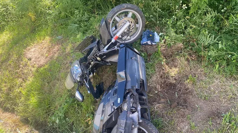 Motocicleta accidentada en una imagen cedida a La Voz