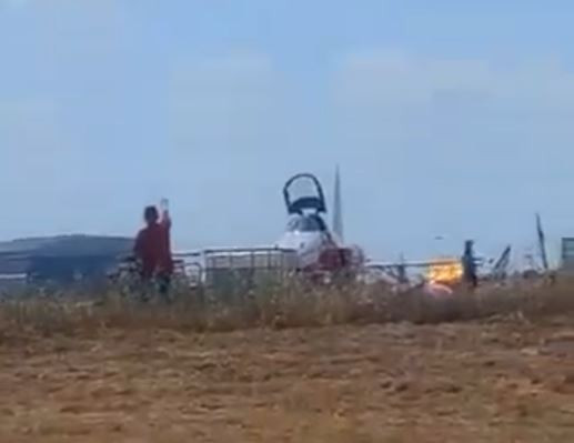 Momento en el que el aviu00f3n se estrella contra el suelo en la exhibiciu00f3n de Beja