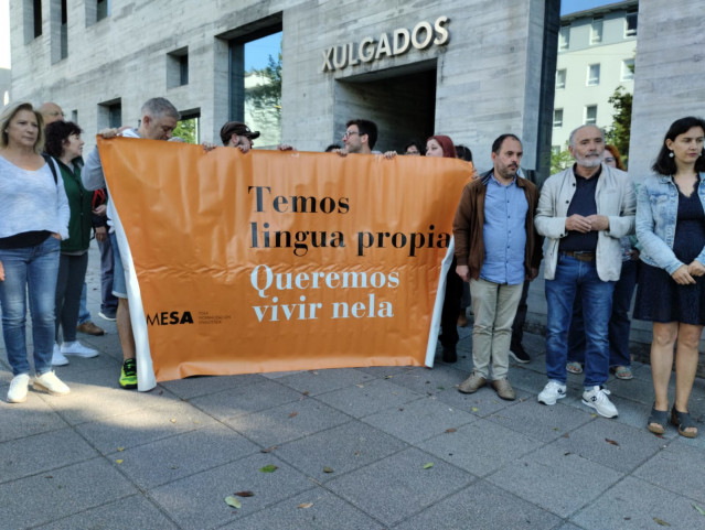 Concentración ante los juzgados de Santiago por la celebración de un juicio contra una persona multada por exigir ser atendida en gallego en un ambulatorio de Rianxo