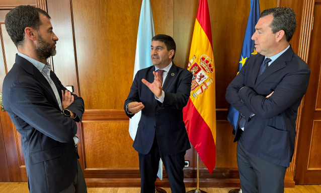 El delegado del Gobierno en Galicia, Pedro Blanco, se ha reunido este lunes con el secretario general de Transportes Aéreo y Marítimo, Benito Núñez, y el director general de la Marina Mercante, Gustavo Santana