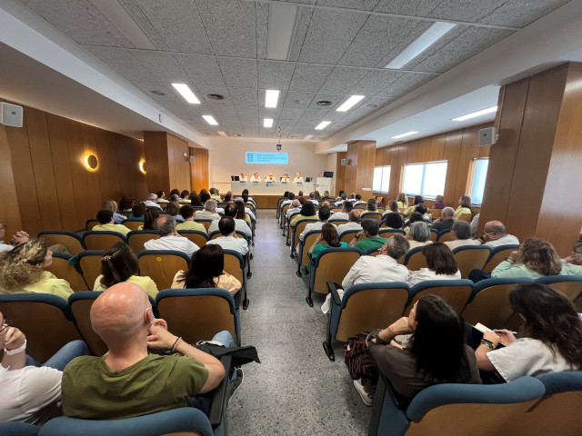 El gerente del Área Sanitaria de Santiago presenta el nuevo equipo directivo a los profesionales