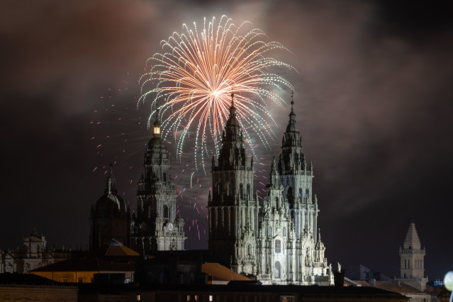 Archivo - Espectáculo pirotécnico durante las Fiestas del Apóstol, patrón de Santiago, de Galicia, y de toda España,  a 24 de julio de 2023, en Santiago de Compostela, A Coruña, Galicia (España). Por cuarto año consecutivo, el espectáculo pirotécnico de l