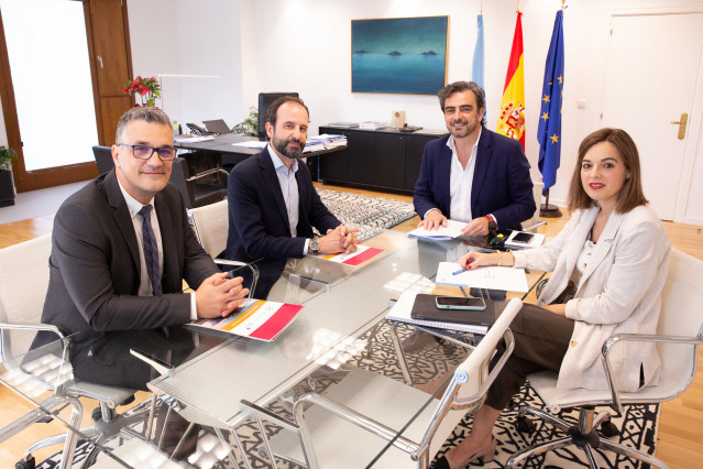 El conselleiro de Presidencia, Xustiza e Deportes, Diego Calvo, ha mantenido este martes una reunión con el presidente del Clúster de la Función Logística de Galicia, Xoan Martínez, y del gerente de la entidad, Iago Domínguez