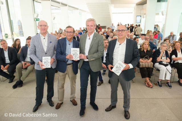 El titular del Gobierno gallego, Alfonso Rueda, participa en la presentación del libro 'Pontevedra, haciendo memoria', que reúne diferentes artículos del periodista Rafael López Torre sobre la historia de la ciudad.