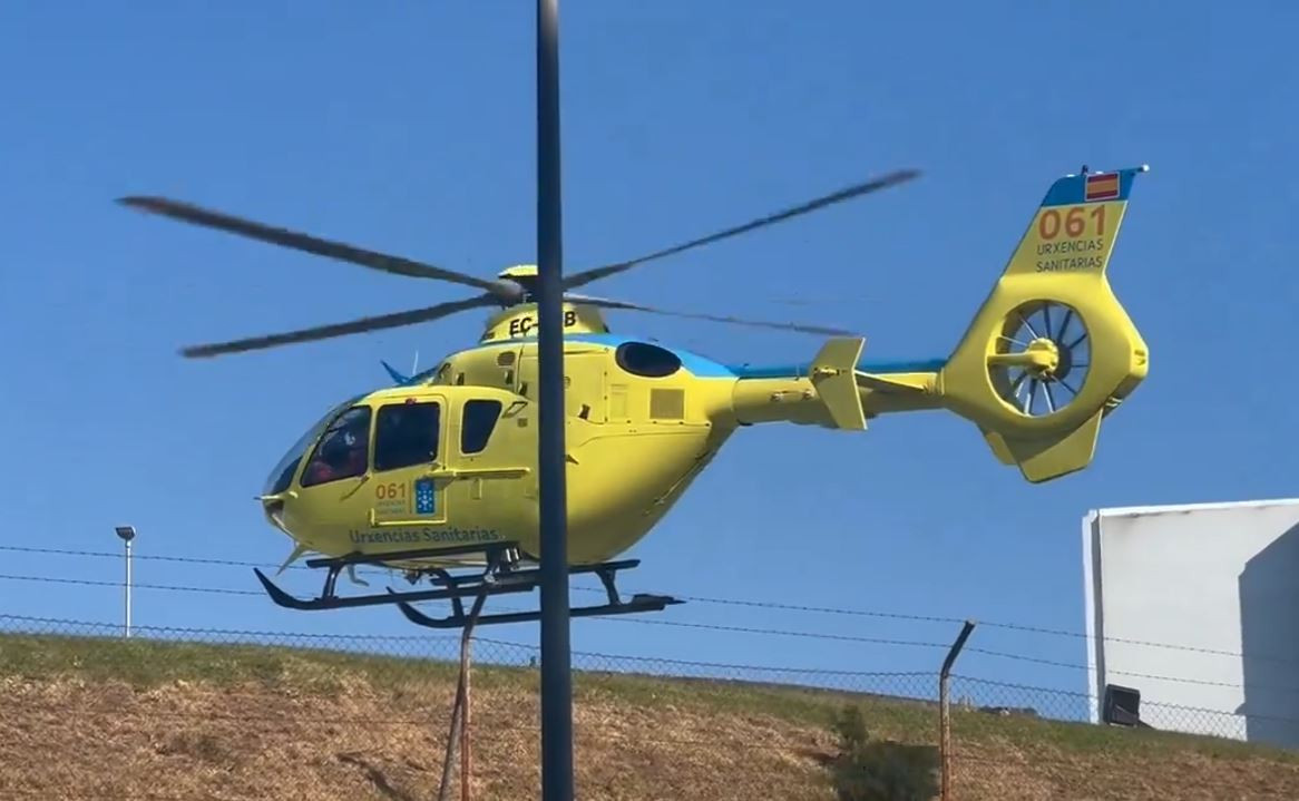 El helicu00f3ptero del 061 dejando al herido en un incendio en Laxe en el CHUAC ayer
