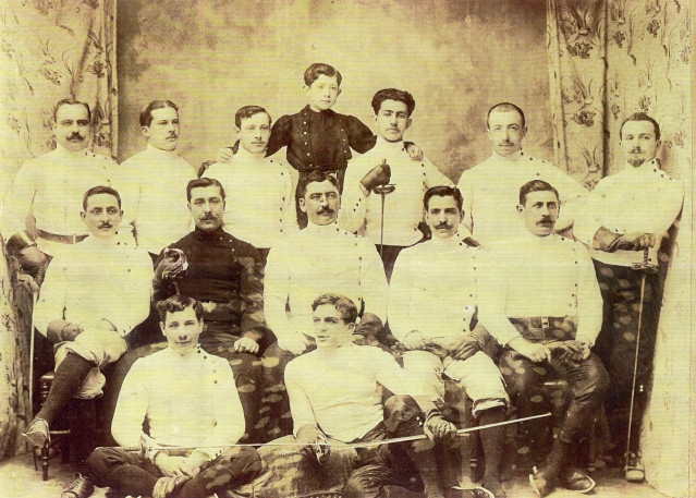 Fotografía de la familia Calvet, fundadora del Dépor, incluida en la colección que ha subido a la red la Real Academia Galega el 5 de junio de 2024, conmemorando el Día Internacional de los Archivos.