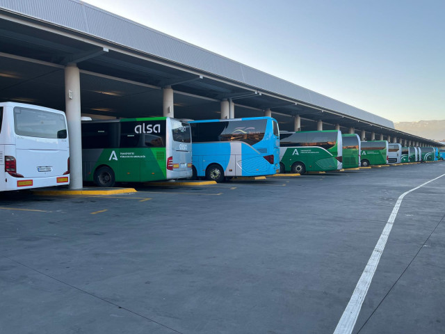 Autobuses estacionados en los andenes de la Estación de Autobuses de Granada.