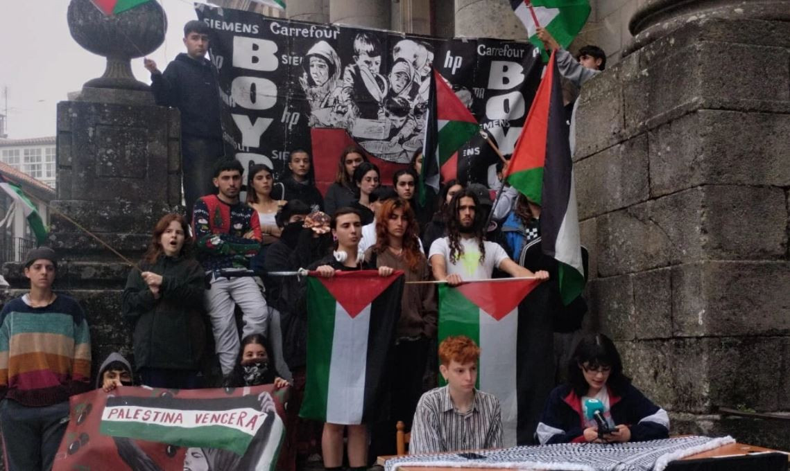 Los estudiantes encerrados por Palestina en la USC ofrecen una rueda de prensa en la entrada de la Facultade de Historia