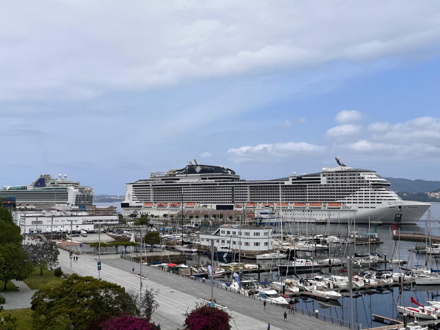 Imagen de dos cruceros en el puerto de Vigo.