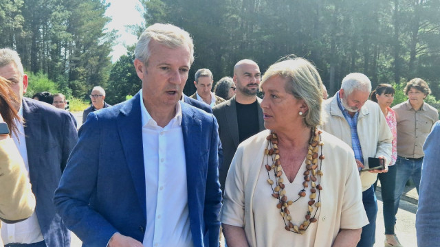 Rueda y Paula Alvarellos, durante la visita a la zona de las obras.
