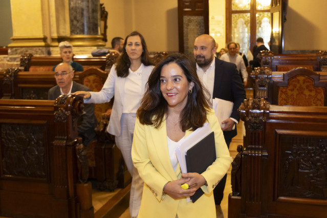 La alcaldesa de A Coruña, Inés Rey, y ediles socialistas en el pleno municipal