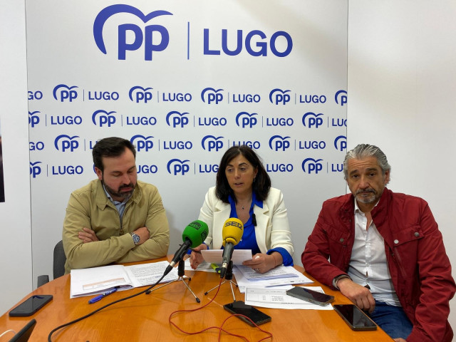 Antonio Ameijide (izquierda) y Elena Candia, este jueves durante la rueda de prensa convocada para informar sobre la situación del consumo de agua en el Ayuntamiento de Lugo. En Lugo, a 6 de junio de 2024.