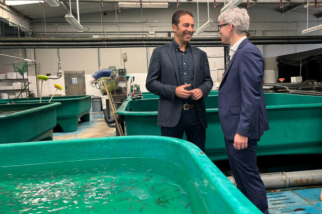 El conselleiro do Mar, Alfonso Villares, en una visita al Centro Tecnolóxico da Acuicultura de Galicia, a 6 de junio de 2024.