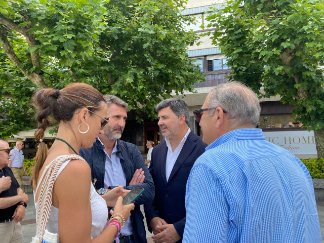 El candidato del PSdeG, Nicolás González Casares, y el alcalde de Vilagarcía de Arousa, Alberto Varela, en un acto de campaña.