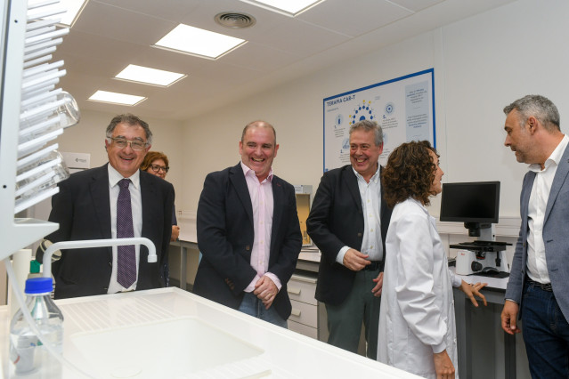 El conselleiro de Sanidade, Antonio Gómez Caamaño, visita el Centro de Terapias Avanzadas del Sergas, en Santiago.