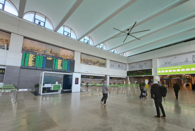 Archivo - Vestíbulo de facturación del aeropuerto de Manises