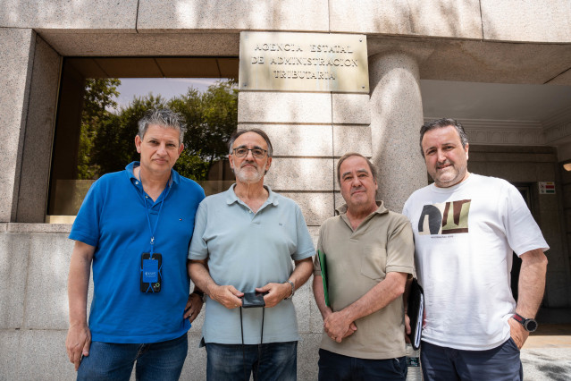 (I-D) El secretario general de SIAT, Manuel Porras; el representante estatal de UGT en AEAT, Antonio García; el portavoz CSIF en la Agencia Tributaria, Agustín Muñoz y el secretario general de CCOO, Paco Tamargo, tras ofrecer declaraciones a los medios, e