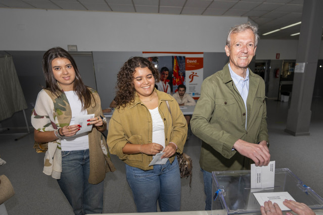 El presidente de la Xunta y del PPdeG, Alfonso Rueda, con sus hijas al acudir a votar en el Centro Galego de Tecnificación Deportiva de Pontevedra.