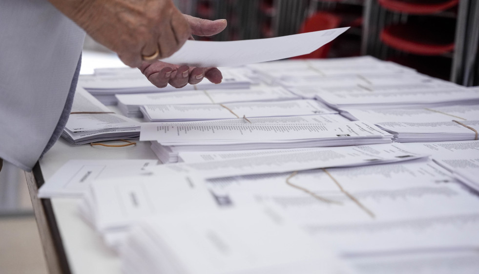 Detalle de la jornada electoral en el Colegio de los Maristas, a 9 de junio de 2024, en Sevilla (Andalucía, España). Hoy tienen lugar las elecciones europeas de 2024 en España. Más de 38 millones 