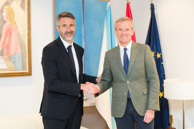 Los presidentes de la Federación Galega de Municipios e Provincias (Fegamp), Alberto Varela, y de la Xunta, Alfonso Rueda.