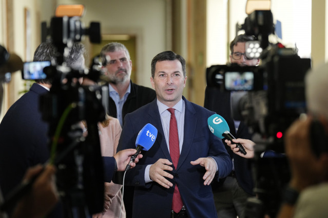 Archivo - El exsecretrario general del PSdeG, Gonzalo Caballero, reacciona al anuncio de Besteiro durante el debate sobre el estado de la autonomía de Galicia, a 9 de octubre de 2023, en Santiago de Compostela, Galicia (España). Alfonso Rueda se estrena h