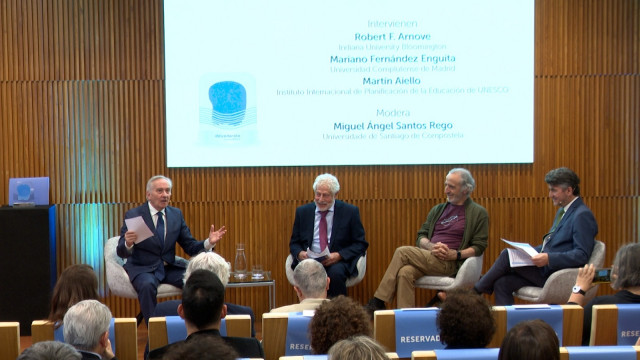 Debate moderado por Miguel Ángel Santos Rego con la participación de los expertos en educación Robert F. Arnove, Mariano Fernández Enguita y Martín Aiello.