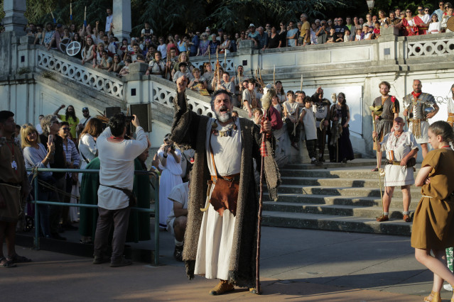 Archivo - Varias personas caracterizadas durante la batalla final entre Castrexos y romanos para cerrar la edición del Arde Lucus de 2023, a 25 de junio de 2023, en Lugo, Galicia (España).