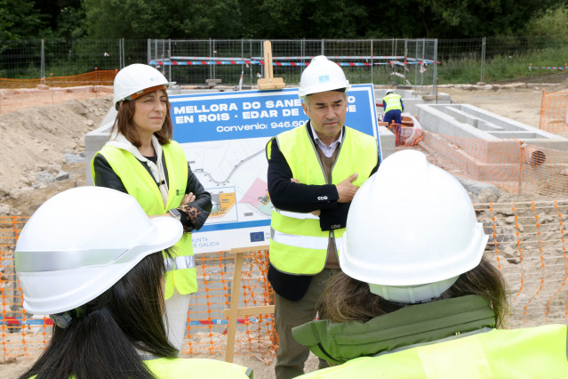 La conselleira de Medio Ambiente, Ángelez Vázquez, visita unas obras de saneamiento en Rois.