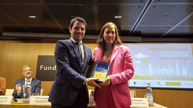 Entrega de un premio de la Red Española de Ciudades al Ayuntamiento de A Coruña